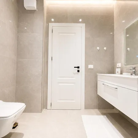 Aron's Qerret Appartement Golem (Tirana)